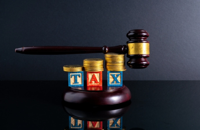 tax box cubes with gavel on the top